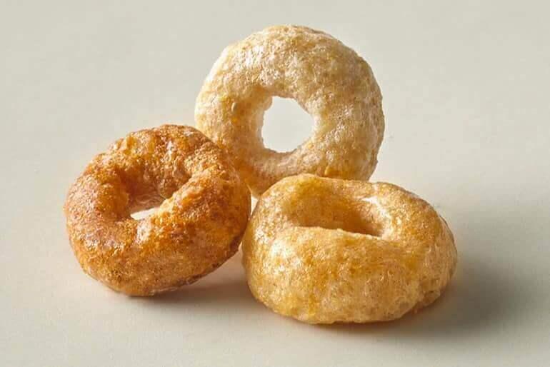 Trois Cheerios sur une surface blanche