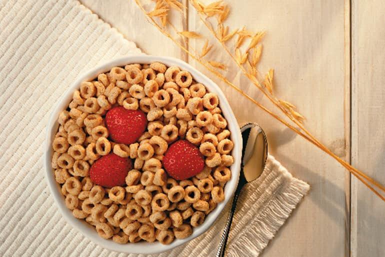 Bowl of cheerios with fresh strawberries.
